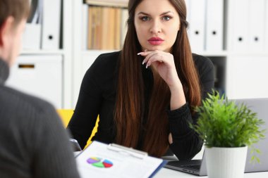 Kadın kol gümüş kalem noktası finansal grafikte holding