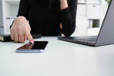 Kadın kolu tut telefon ve işyeri closeup, gümüş kalem