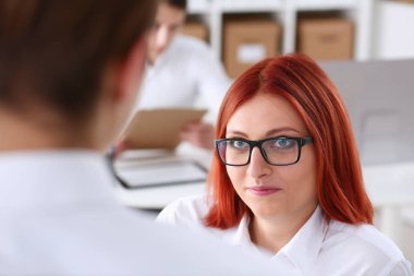 İşyeri göz gülümseyen güzel neşeli kız