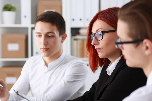 Groupe de personnes assis dans le bureau délibéré sur le problème — Photo