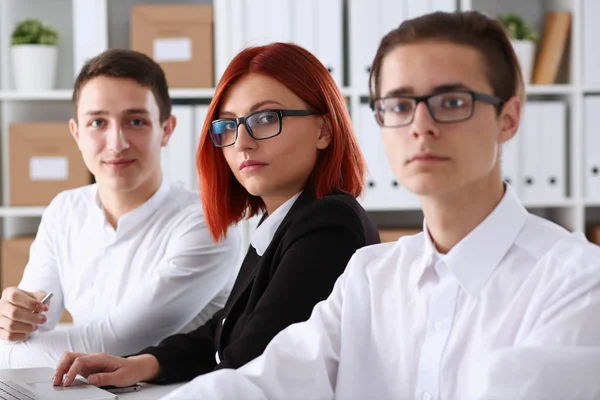 Stilig med glasögon busines så du i skjorta — Stockfoto