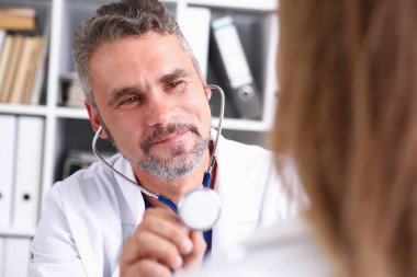 Yakışıklı olgun gülümseyen erkek doktor