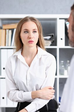 Söz konusu kadın ziyaretçi dikey konuşarak