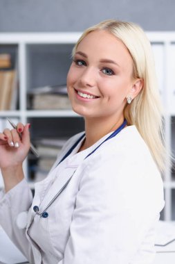 Güzel kadın doktor yazma reçete gülümseyen