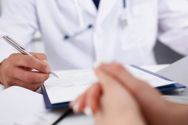 Masculino médico braço segurar prata caneta enchimento paciente — Fotografia de Stock