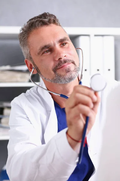 Bonito maduro sorrindo médico masculino — Fotografia de Stock