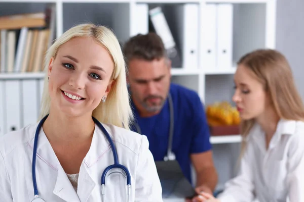 Vackert leende kvinnliga läkare står i office — Stockfoto