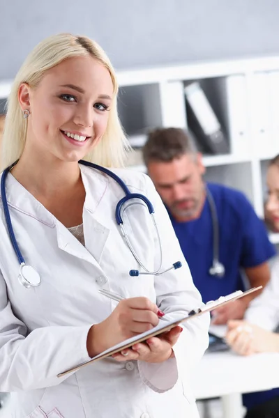 Krásný úsměv lékařka drží schránky — Stock fotografie