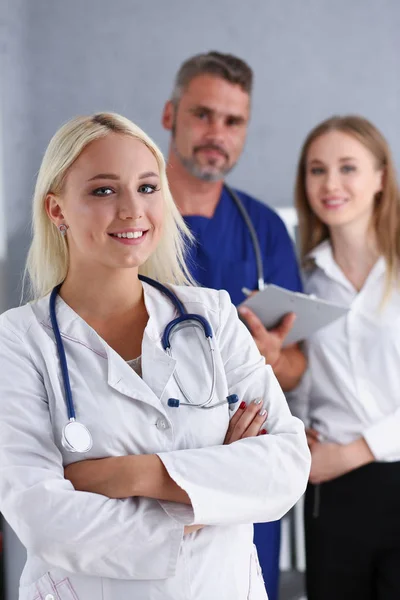 Krásná s úsměvem lékařka stojan v úřadu — Stock fotografie