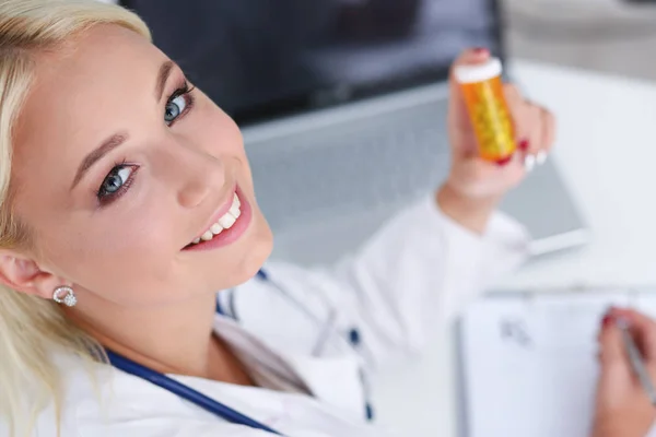 Hermosa sonriente doctora escribir prescripción — Foto de Stock