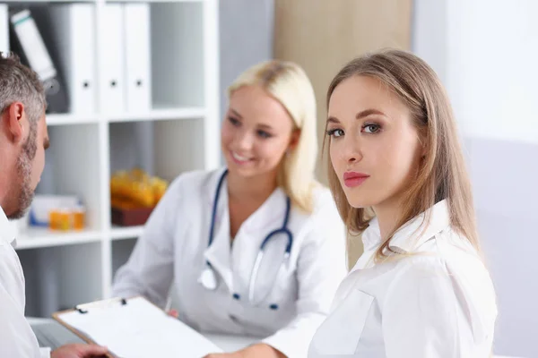 Doctora de familia escucha atentamente joven — Foto de Stock