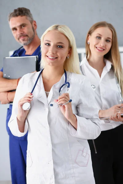 Vackert leende kvinnliga läkare står i office — Stockfoto