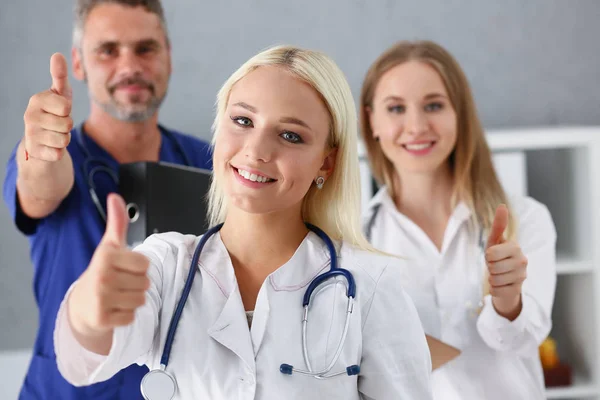 Gruppe von Arzt zeigen ok oder bestätigen Zeichen mit — Stockfoto