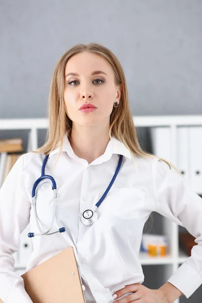 Красивая улыбающаяся женщина-врач стоит на офисном портрете — стоковое фото
