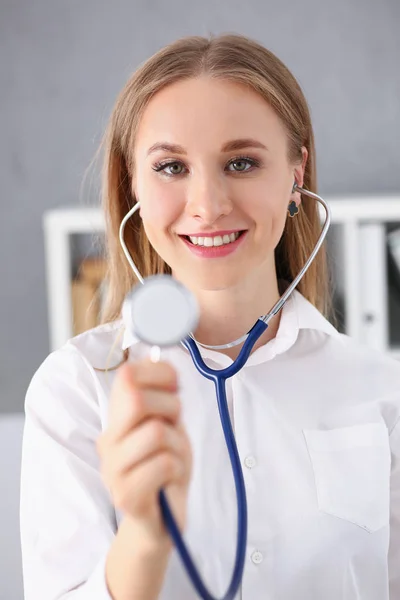 Hermosa sonriente doctora sostener en brazo —  Fotos de Stock