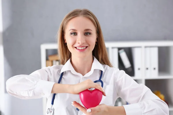 Güzel sarışın kadın doktor tutmak gülümseyen — Stok fotoğraf