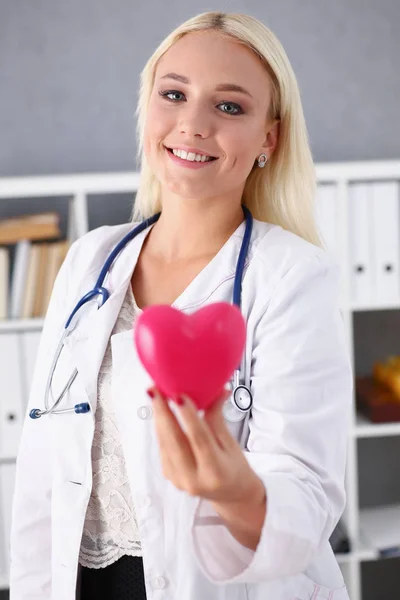 Hermosa sonriente rubia médico espera —  Fotos de Stock