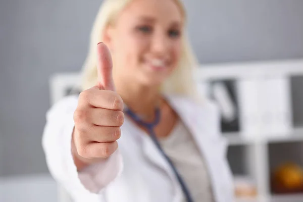 Vackra leende kvinnliga läkare visar Ok — Stockfoto