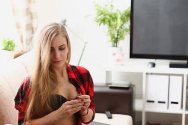 Genç sarışın bir kadın sabah erken kanepe odasında oturmak