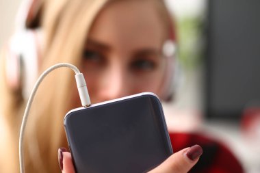 kadın müzik tutun laptop kollarında dinle