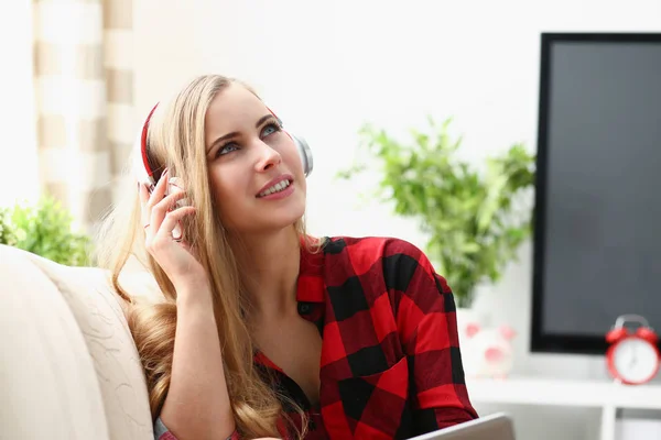 Mulher trabalho no laptop ouvir fones de ouvido música — Fotografia de Stock