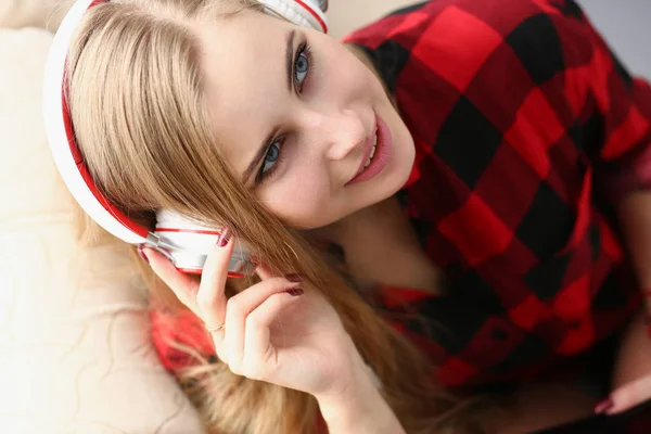 Mujer escuchar música auriculares sueño relajarse — Foto de Stock