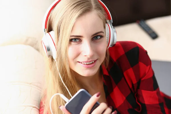 Mujer escuchar música auriculares sueño relajarse — Foto de Stock