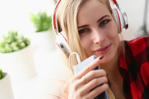 Mulher ouvir música fones de ouvido sonho relaxar — Fotografia de Stock