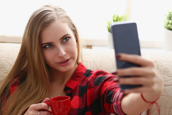 Mulher bebendo café e olhar para laptop — Fotografia de Stock