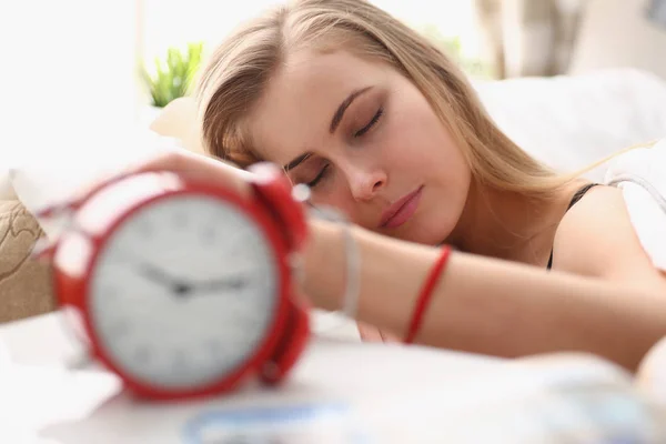 Молодая красивая женщина просыпается в утренней тревоге — стоковое фото