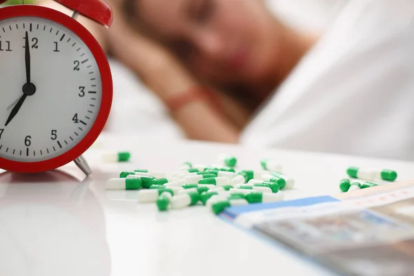 Жінка хвора приймає наркотики спати в ліжку — стокове фото