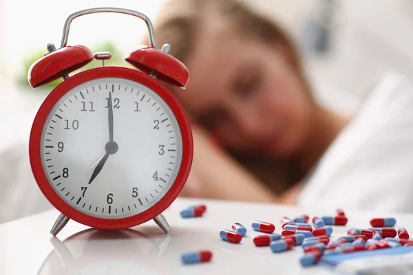 Mujer es enfermo tomar drogas dormir en la cama — Foto de Stock