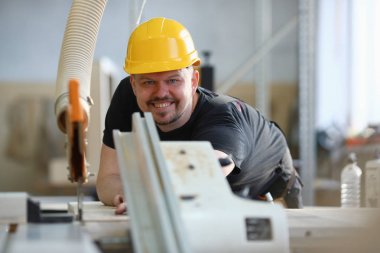 Elektrik kullanarak alt portre gördüm