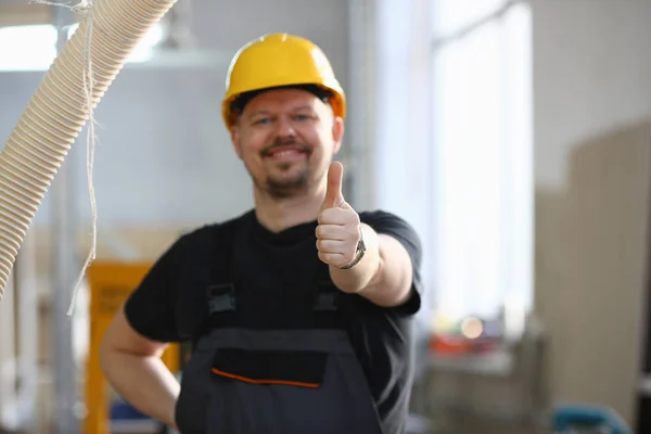 Trabalhador sorrindo em amarelo capacete mostrar confirmar sinal — Fotografia de Stock