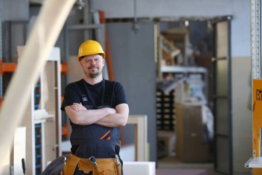 İş elbiseleri genç çekici adam portresi