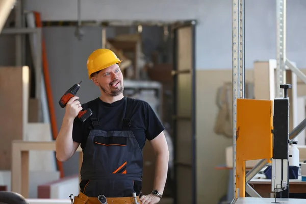 Idiota trabajador usando eléctrico taladro retrato — Foto de Stock