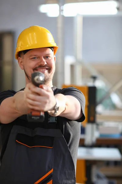 Takken van de werknemer met behulp van elektrische boor closeup — Stockfoto