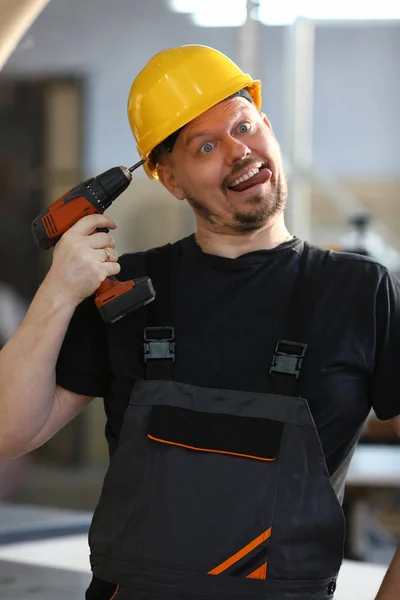 Trabalhador idiota usando retrato de broca elétrica — Fotografia de Stock