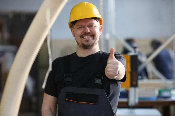 Uśmiechający się pracownik w żółty kask Pokaż potwierdzić znakiem — Zdjęcie stockowe