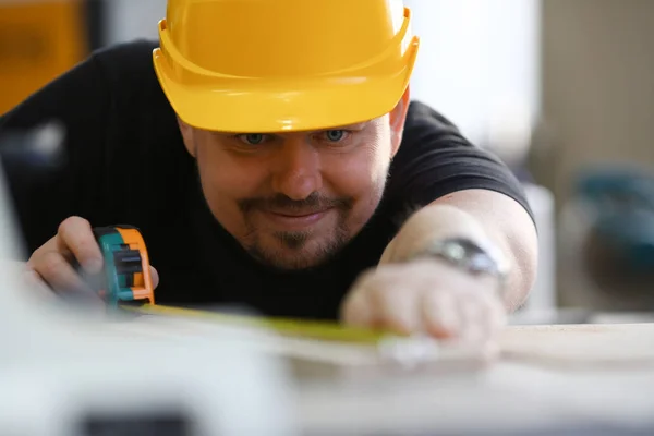 Brazos del trabajador midiendo la barra de madera de primer plano — Foto de Stock