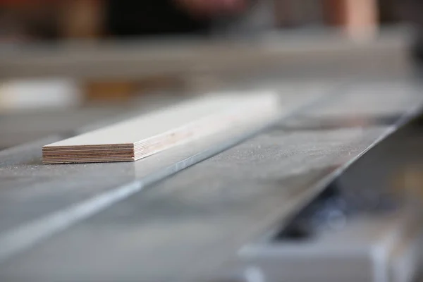 Barre di legno sdraiato in fila primo piano sfondo — Foto Stock