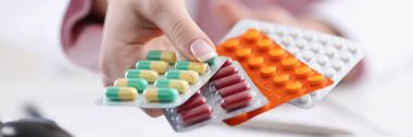 Farklı paket tutan kadın doktor el