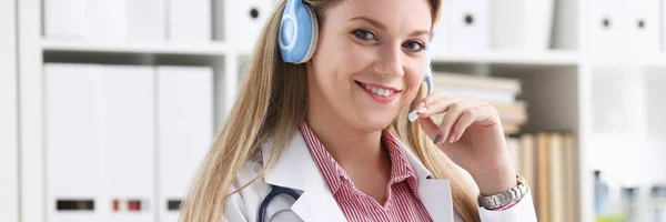 Retrato de feliz sorridente jovem médico no fone de ouvido — Fotografia de Stock
