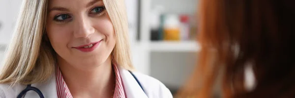 Sonriendo hermosa doctora de medicina mujer explicar — Foto de Stock