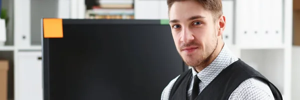 Bel homme souriant en costume et cravate stand dans le bureau — Photo