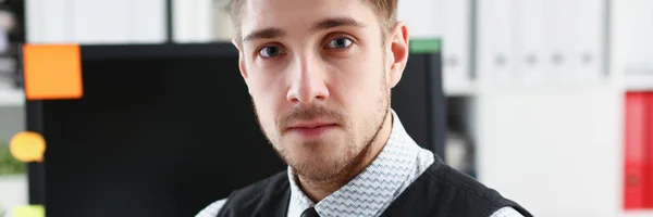 Pohledný muž v obleku a kravatě stojí v úřadu — Stock fotografie