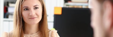 Gülümseyen kadın teklif sözleşme formu