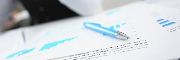 Pluma de plata acostado sobre papel importante en la mesa — Foto de Stock