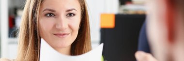 Gülümseyen kadın teklif sözleşme formu