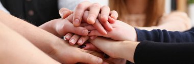 Bir grup insan takım elbiseli yığın kazanmak için elinde geçti